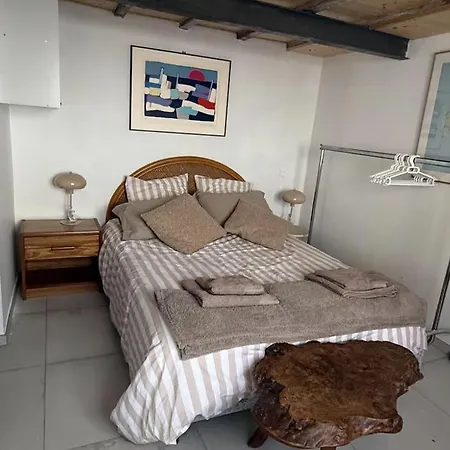 L'escale Les Pieds Dans L'eau