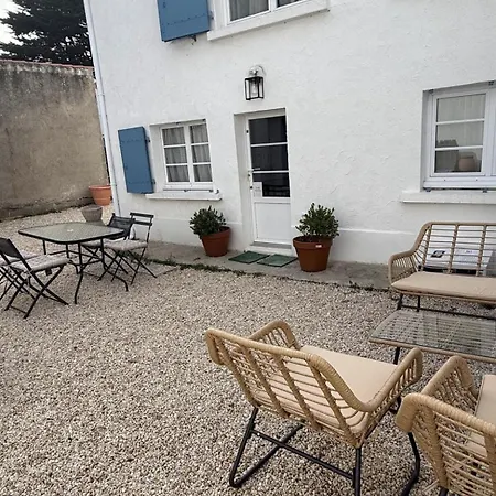 L'escale Les Pieds Dans L'eau