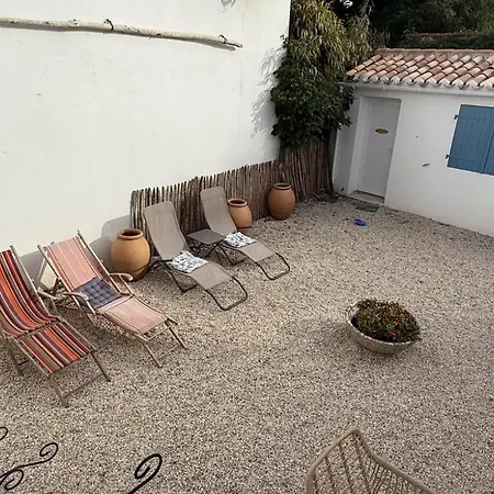 L'escale Les Pieds Dans L'eau