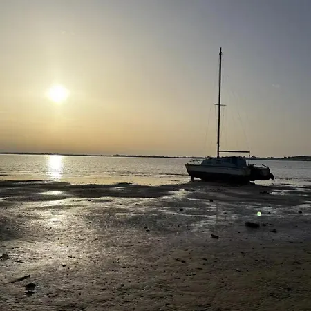L'escale Les Pieds Dans L'eau *