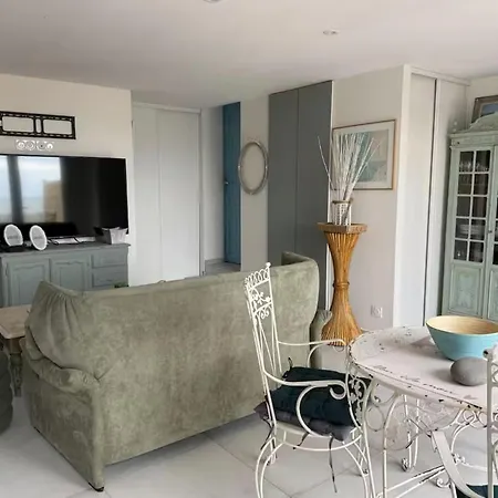 L'escale Les Pieds Dans L'eau *