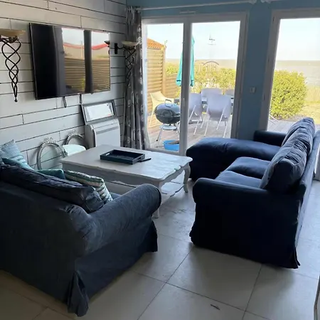 L'escale Les Pieds Dans L'eau