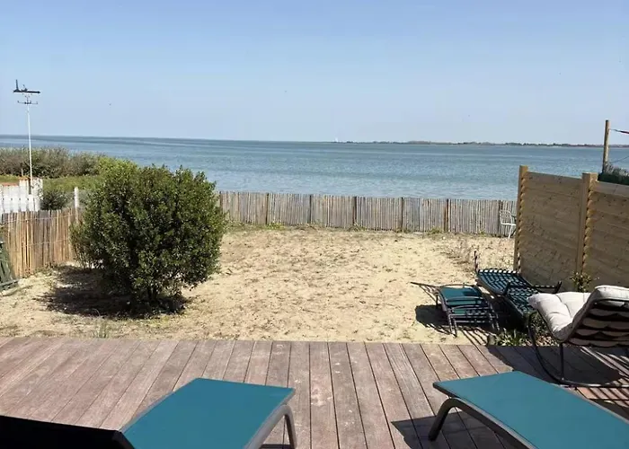 L'escale Les Pieds Dans L'eau