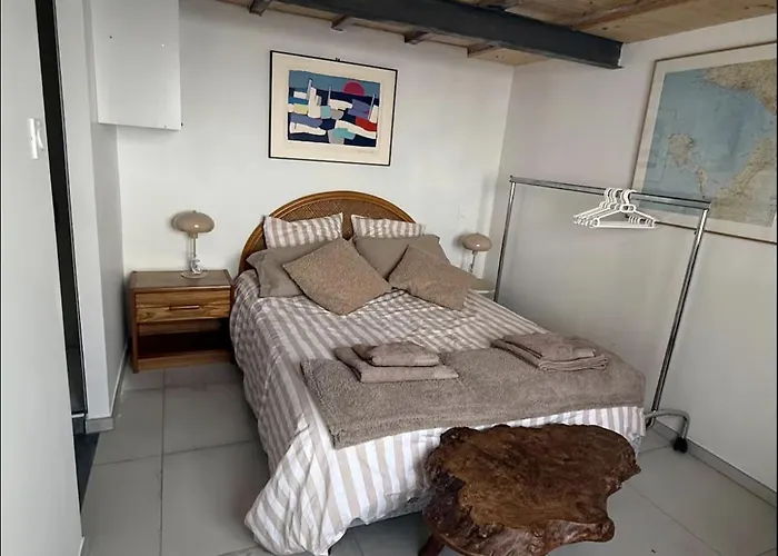 L'escale Les Pieds Dans L'eau