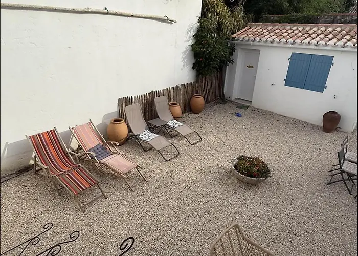 L'escale Les Pieds Dans L'eau