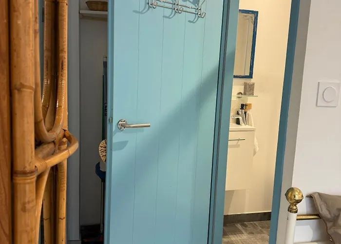 L'escale Les Pieds Dans L'eau